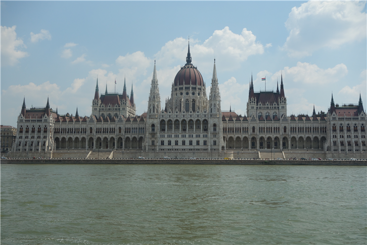 budapest 5472 parliament from river-crop-v2.JPG